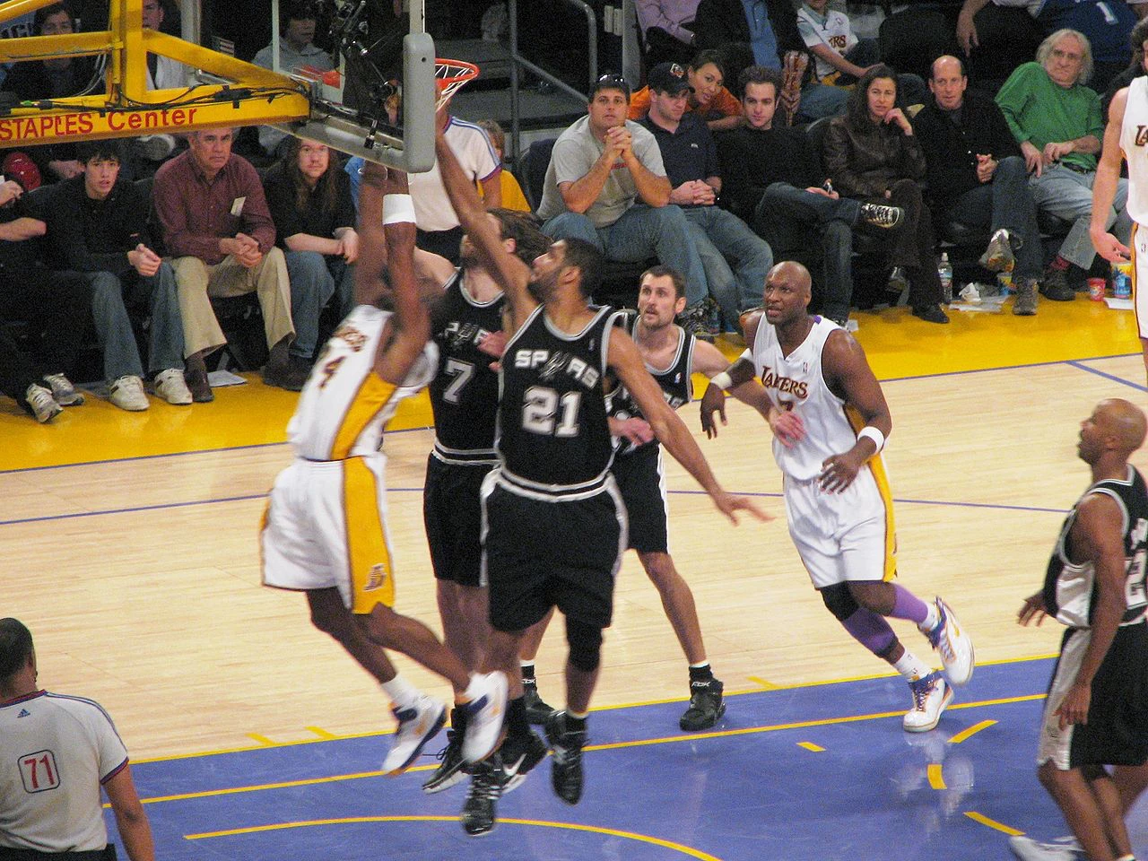 1280px-Spurs_vs_Lakers 1280px-Spurs_vs_Lakers