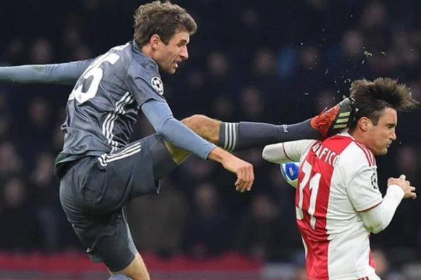 thomas-muller-foul thomas-muller-foul